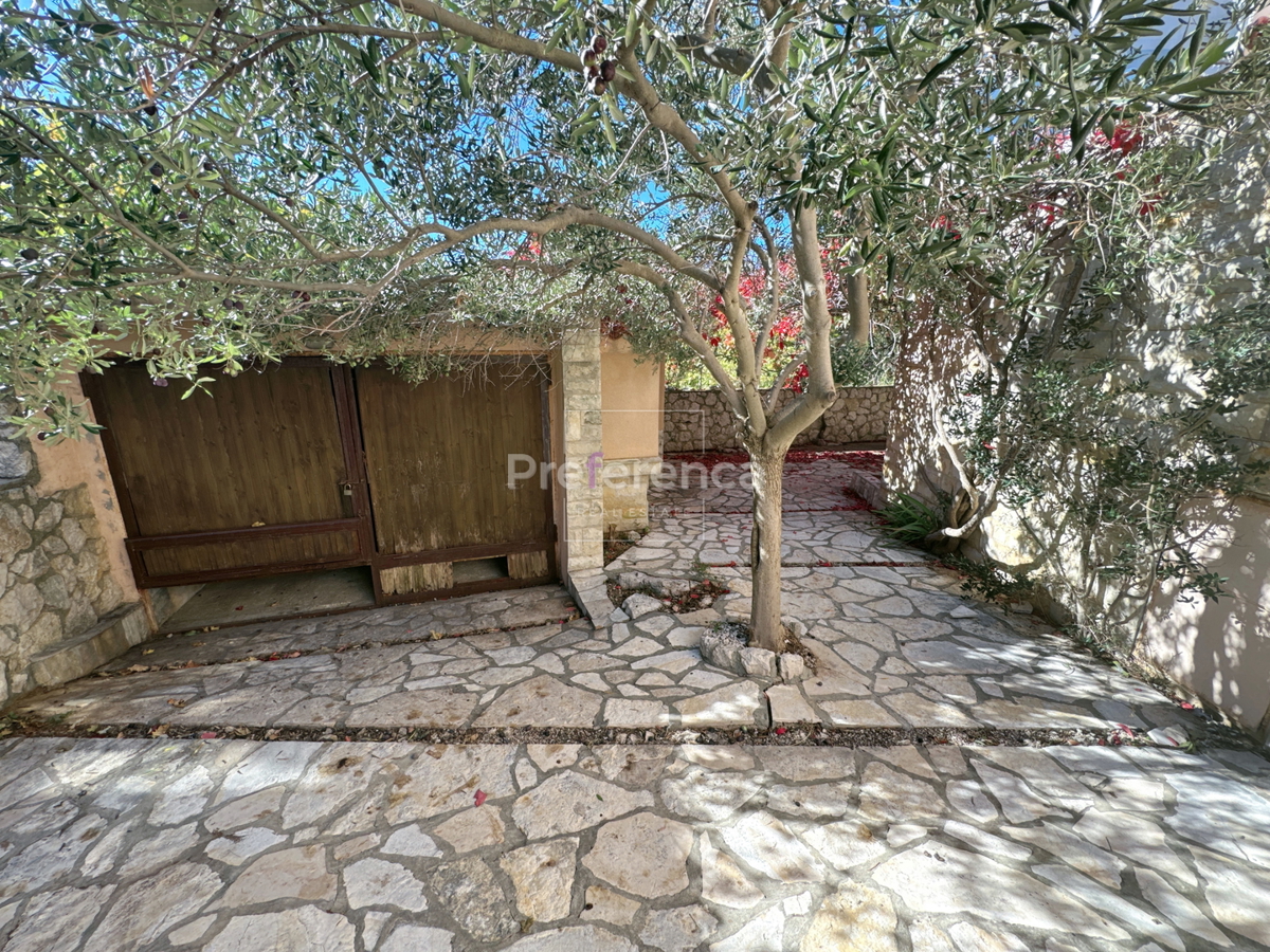 Novalja – appartamento al piano terra con cortile, garage e loggia, a 350 m dal mare