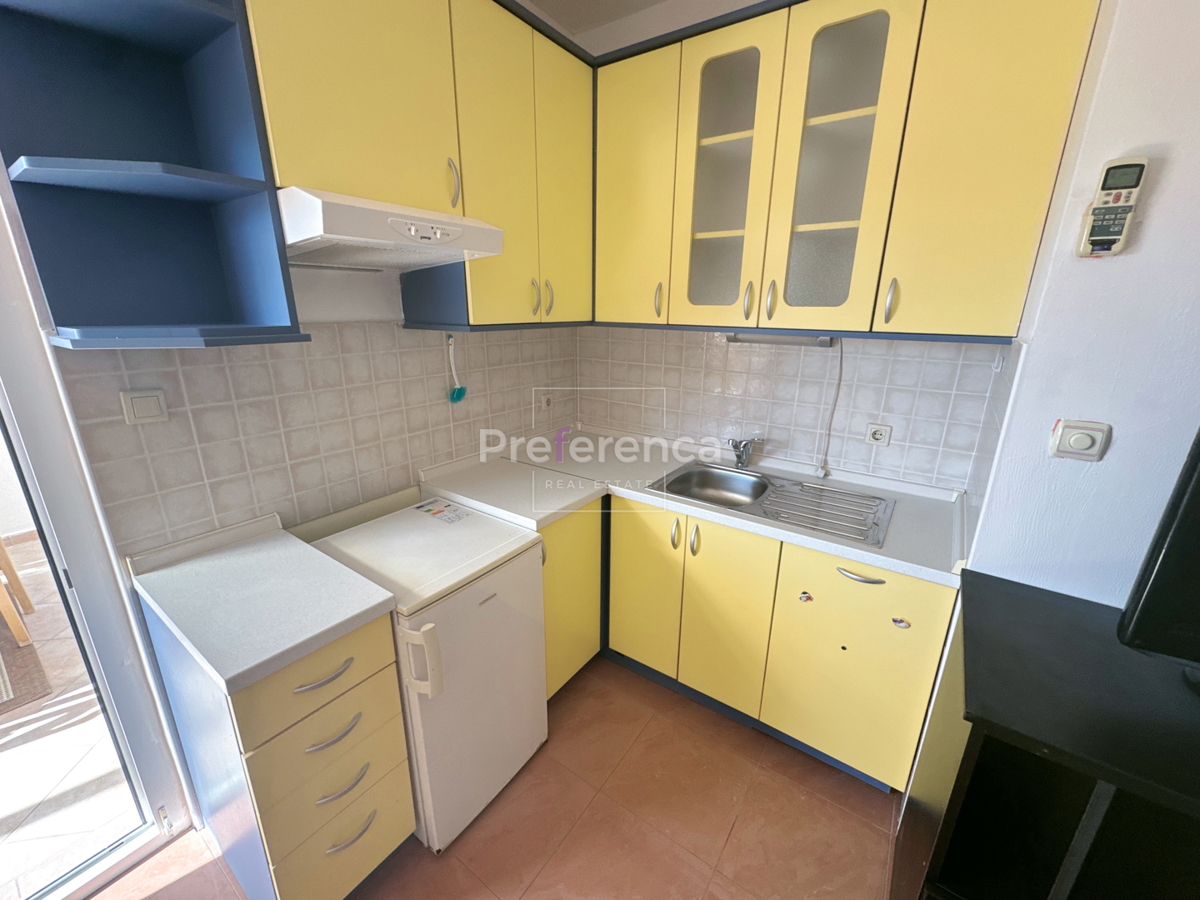 Novalja – appartamento al piano terra con cortile, garage e loggia, a 350 m dal mare