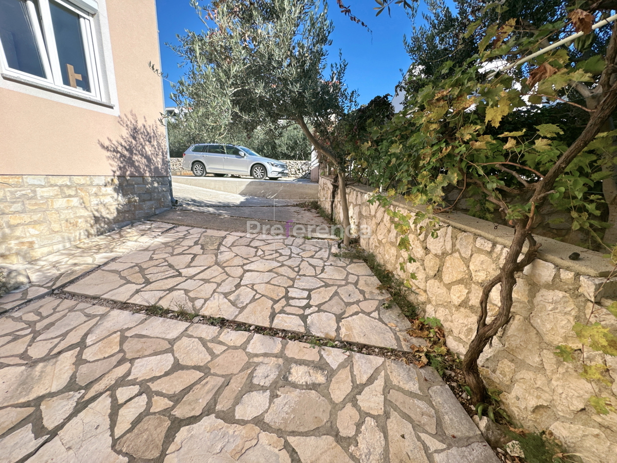 Novalja – appartamento al piano terra con cortile, garage e loggia, a 350 m dal mare