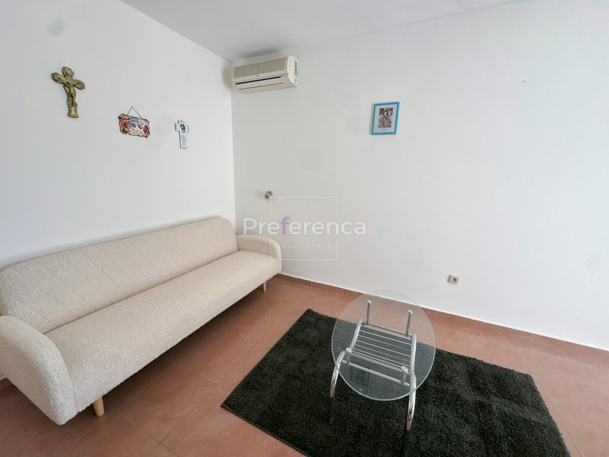 Novalja – appartamento al piano terra con cortile, garage e loggia, a 350 m dal mare