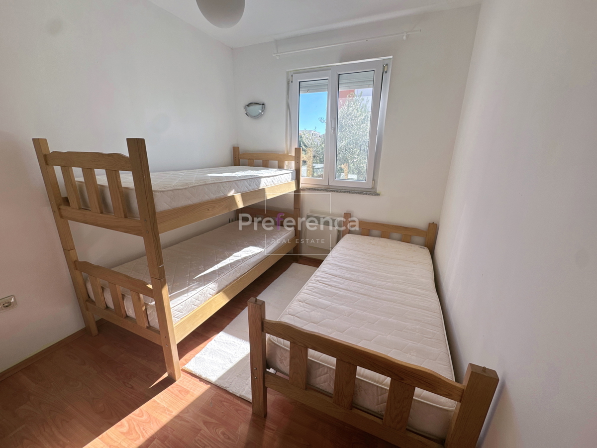 Novalja – appartamento al piano terra con cortile, garage e loggia, a 350 m dal mare