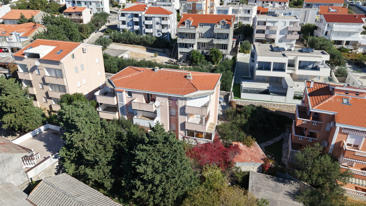 Novalja – appartamento al piano terra con cortile, garage e loggia, a 350 m dal mare