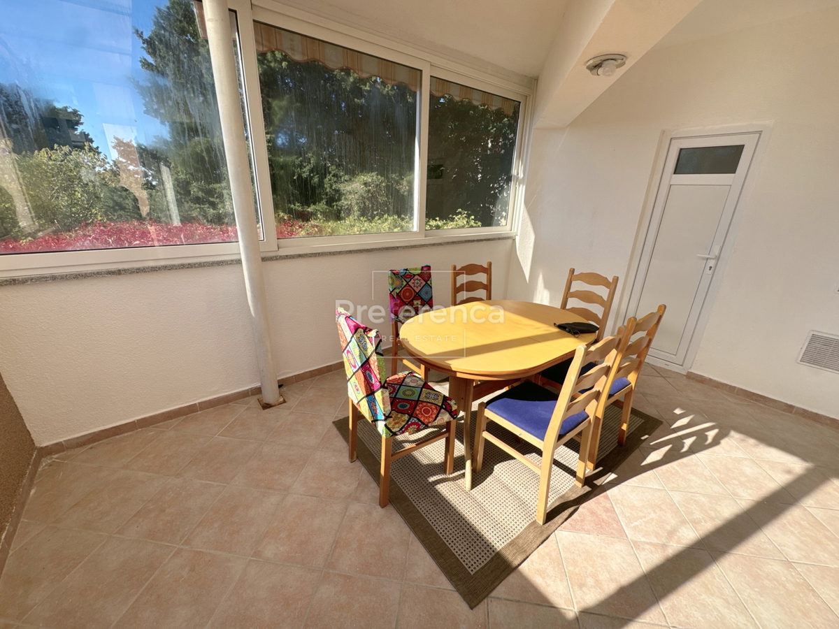 Novalja – appartamento al piano terra con cortile, garage e loggia, a 350 m dal mare