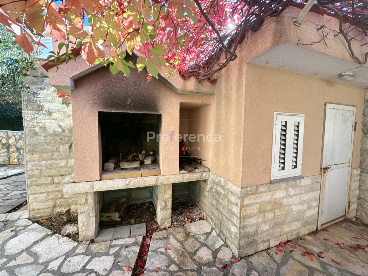 Novalja – appartamento al piano terra con cortile, garage e loggia, a 350 m dal mare