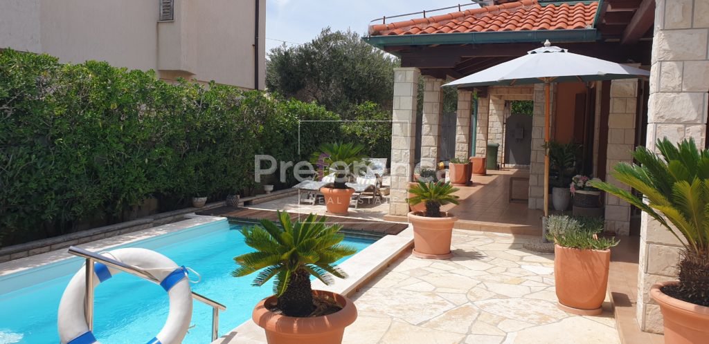 Novalja - casa con piscina nel centro città