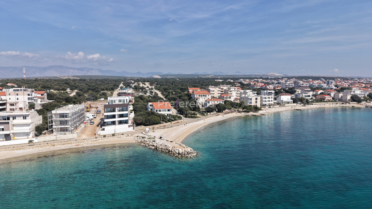 Mandre - appartamento bilocale al primo piano PRIMA FILA SUL MARE