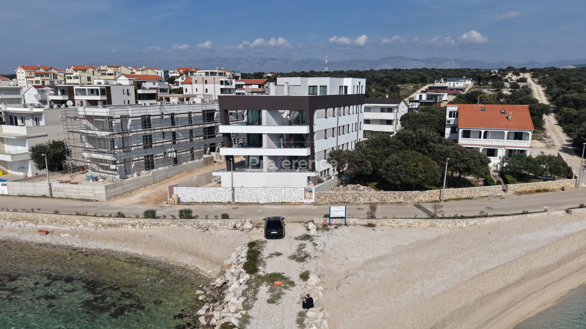 Mandre - appartamento bilocale al primo piano PRIMA FILA SUL MARE