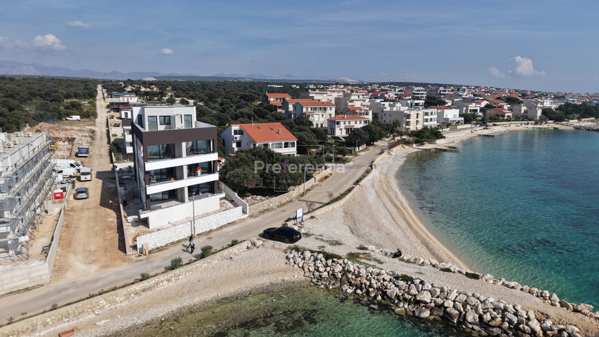 Mandre - appartamento bilocale al primo piano PRIMA FILA SUL MARE