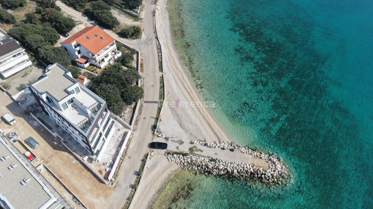 Mandre - appartamento bilocale al primo piano PRIMA FILA SUL MARE