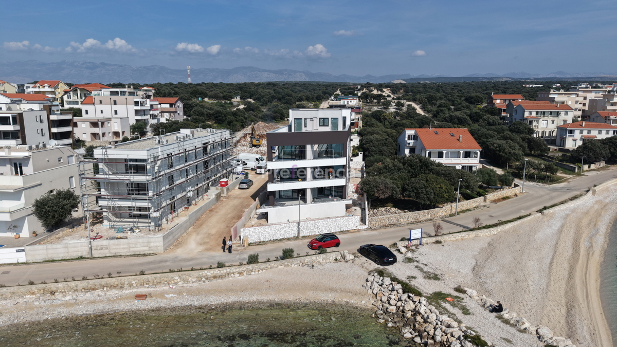 Mandre - appartamento bilocale al primo piano PRIMA FILA SUL MARE