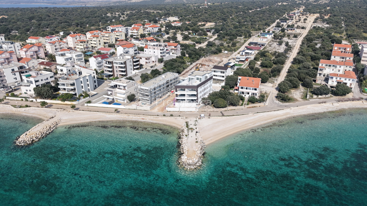 Mandre - appartamento bilocale al primo piano PRIMA FILA SUL MARE