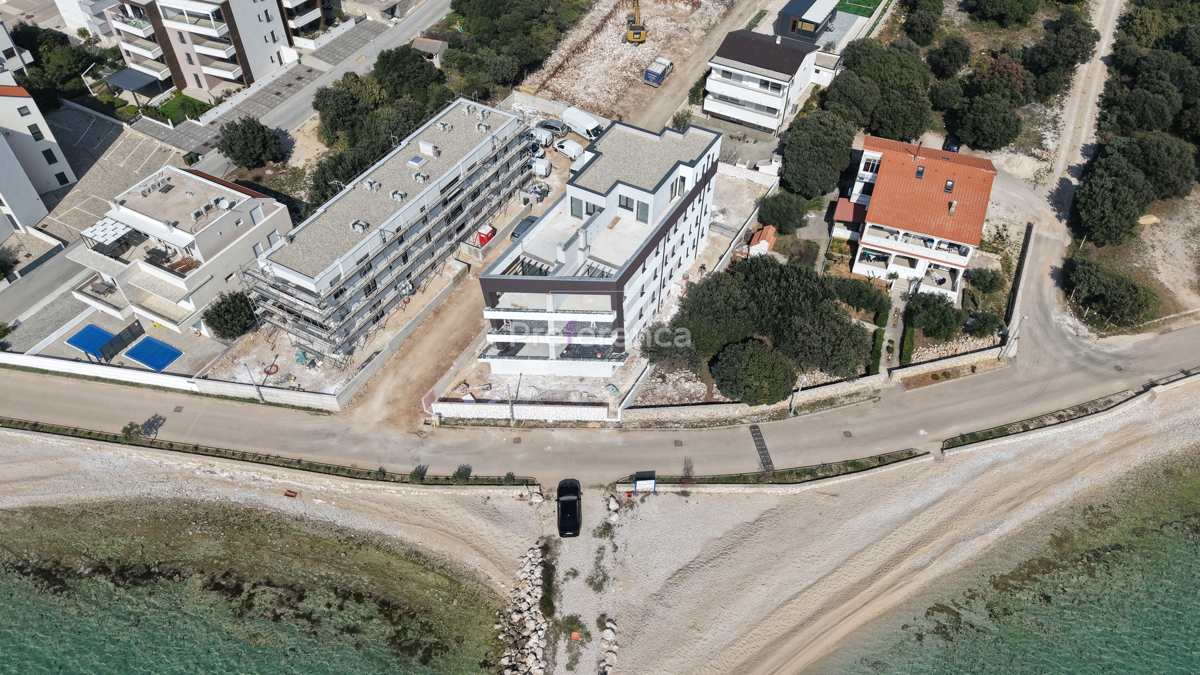 Mandre - appartamento bilocale al primo piano PRIMA FILA SUL MARE