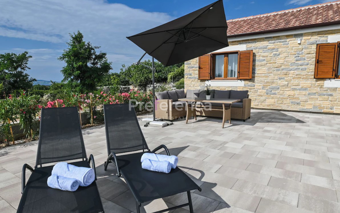 Dabovi stani, Novalja - villa con piscina + terreno con progetto