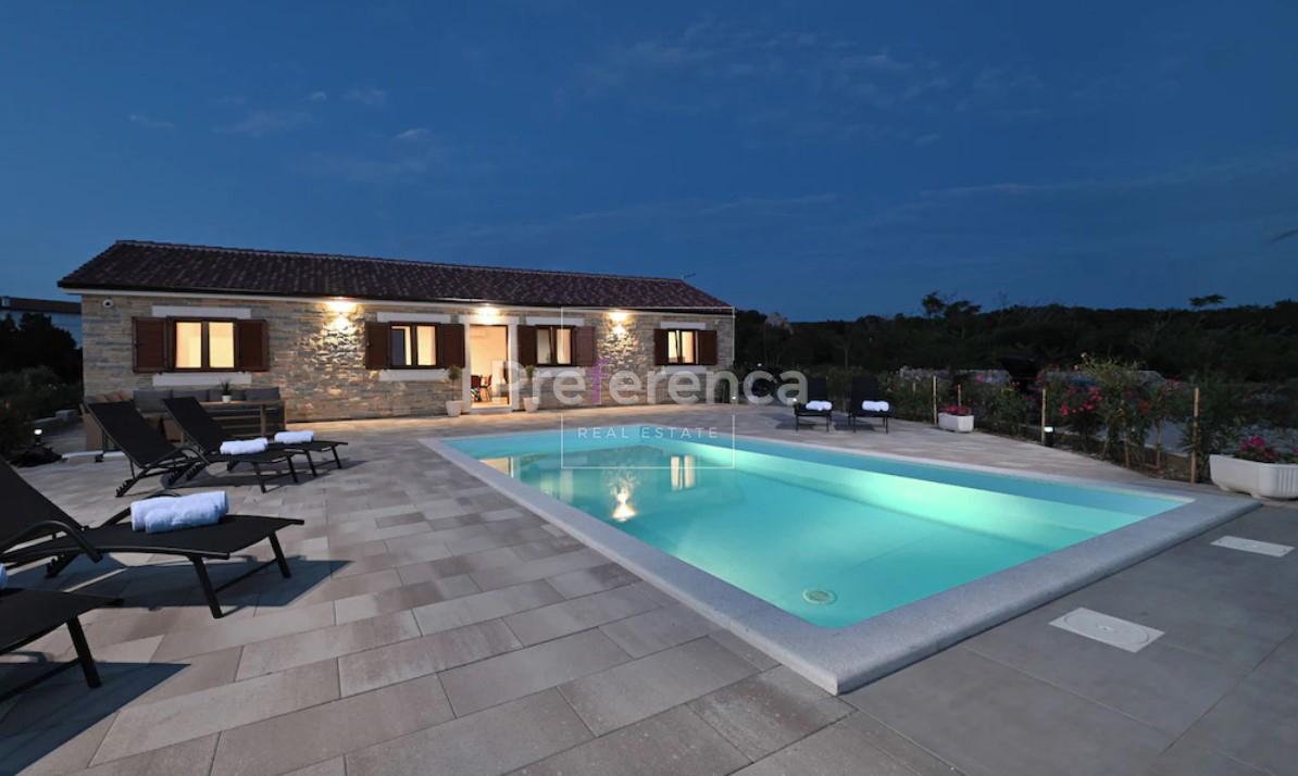 Dabovi stani, Novalja - villa con piscina + terreno con progetto