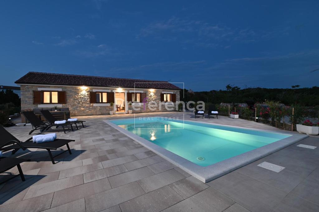 Dabovi stani, Novalja - villa con piscina + terreno con progetto