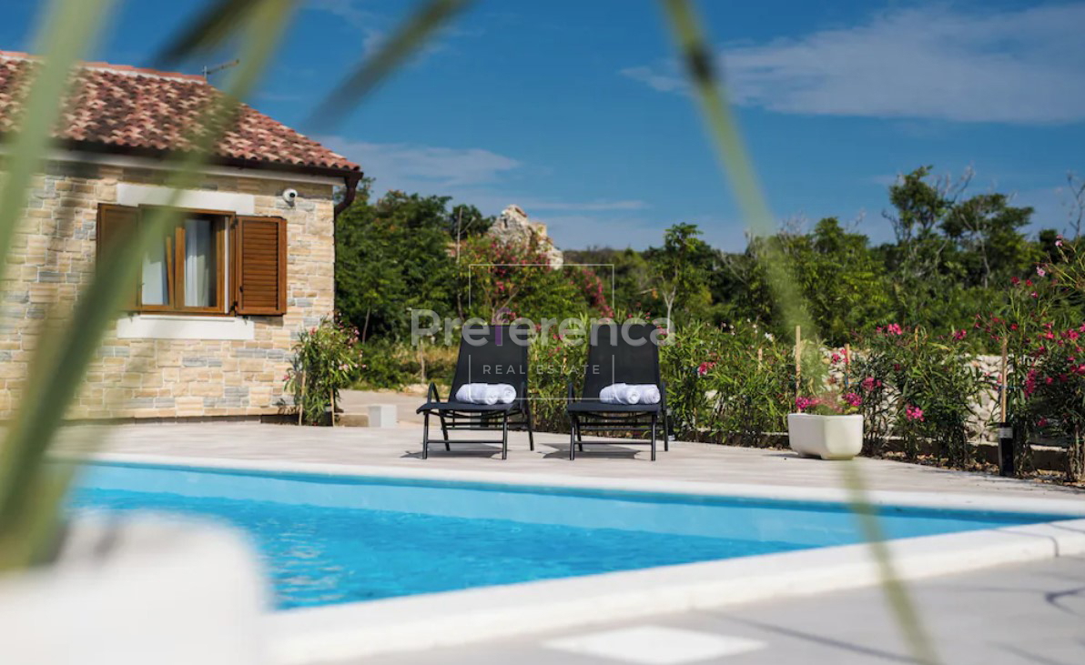 Dabovi stani, Novalja - villa con piscina + terreno con progetto