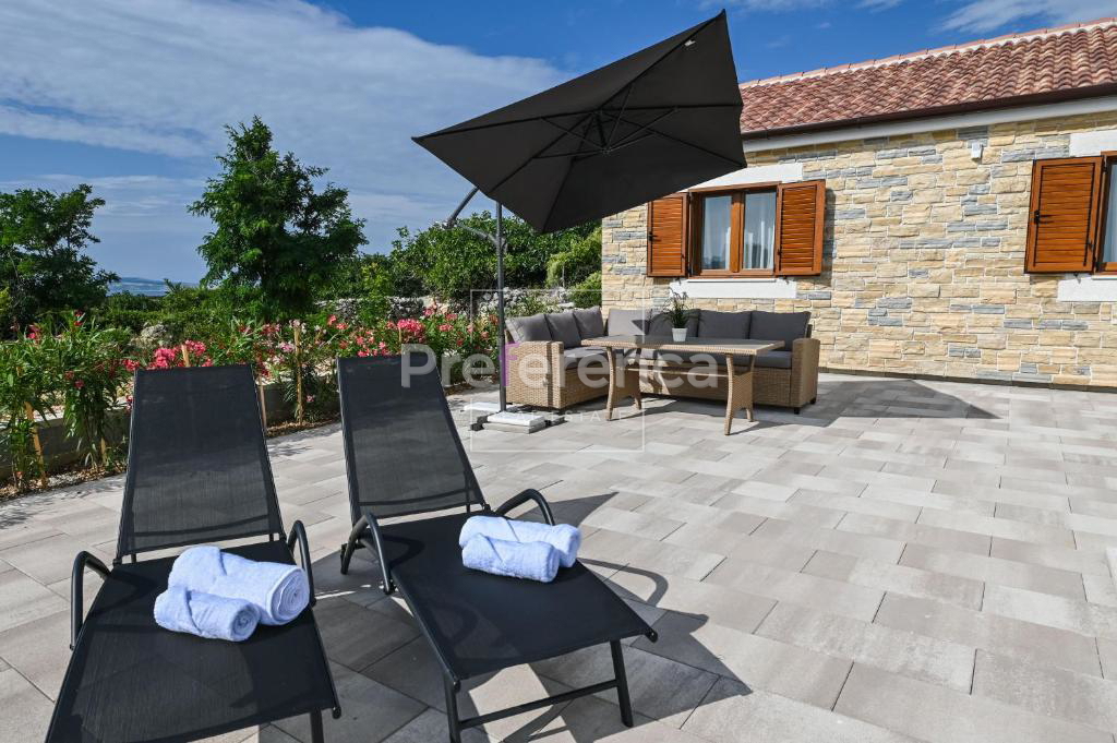 Dabovi stani, Novalja - villa con piscina + terreno con progetto