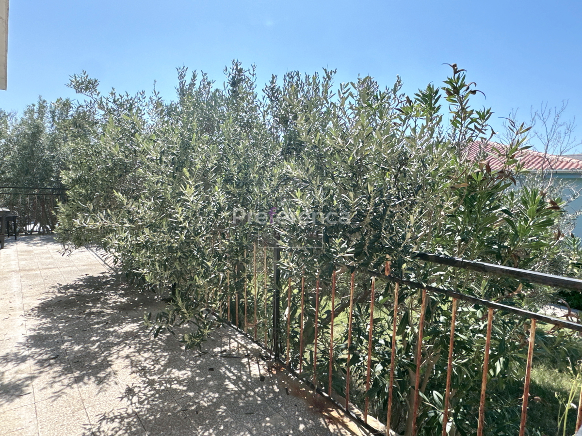 Pag – casa a piano terra su grande terreno, garage