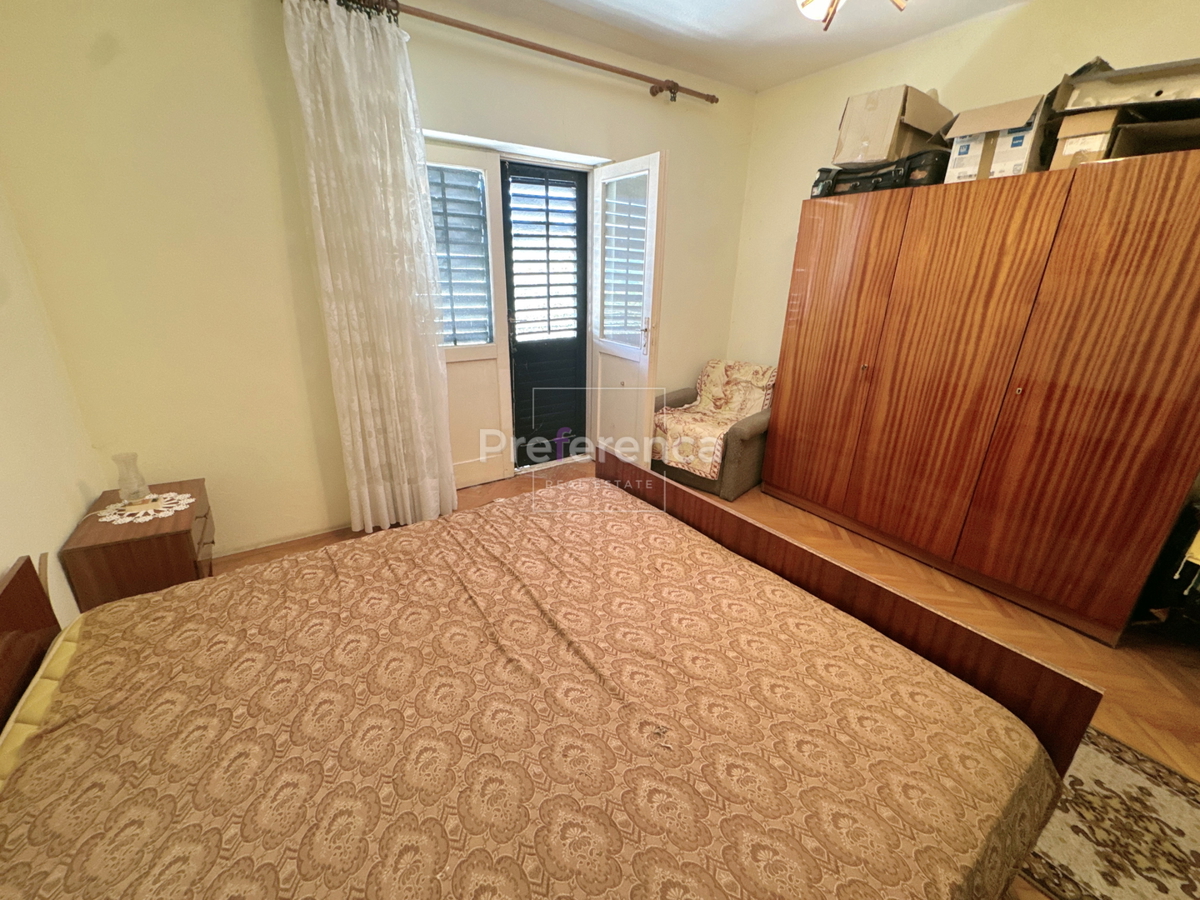 Pag – casa a piano terra su grande terreno, garage