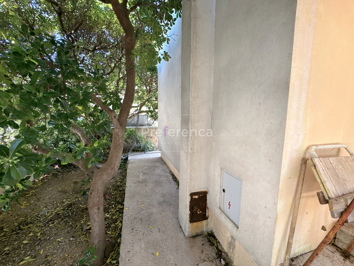 Pag – casa a piano terra su grande terreno, garage