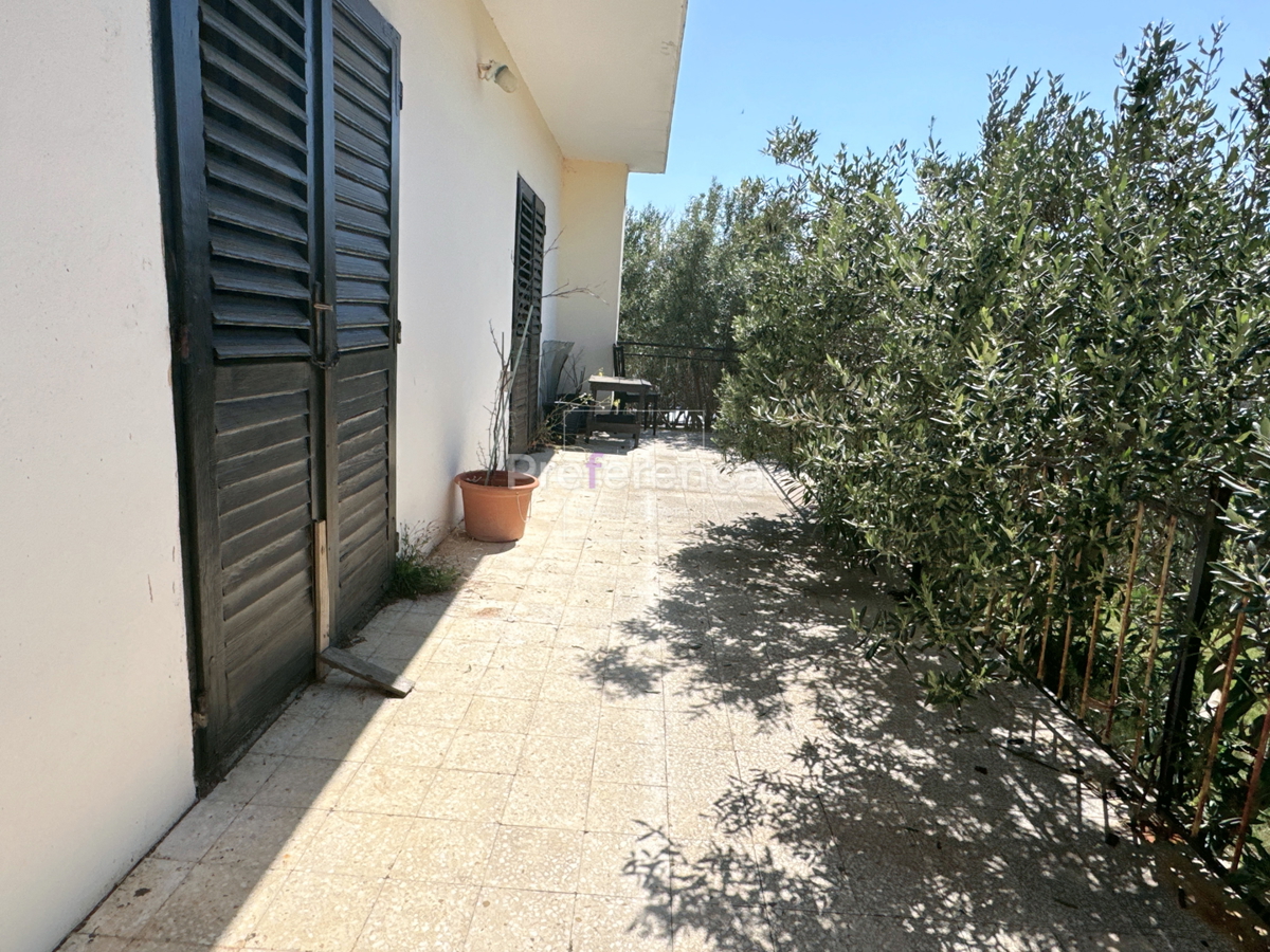 Pag – casa a piano terra su grande terreno, garage