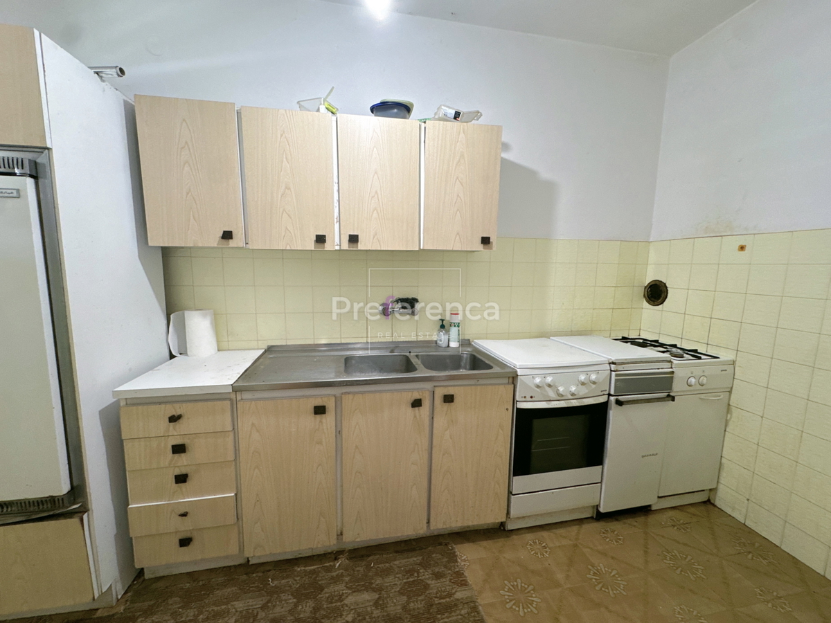 Pag – casa a piano terra su grande terreno, garage