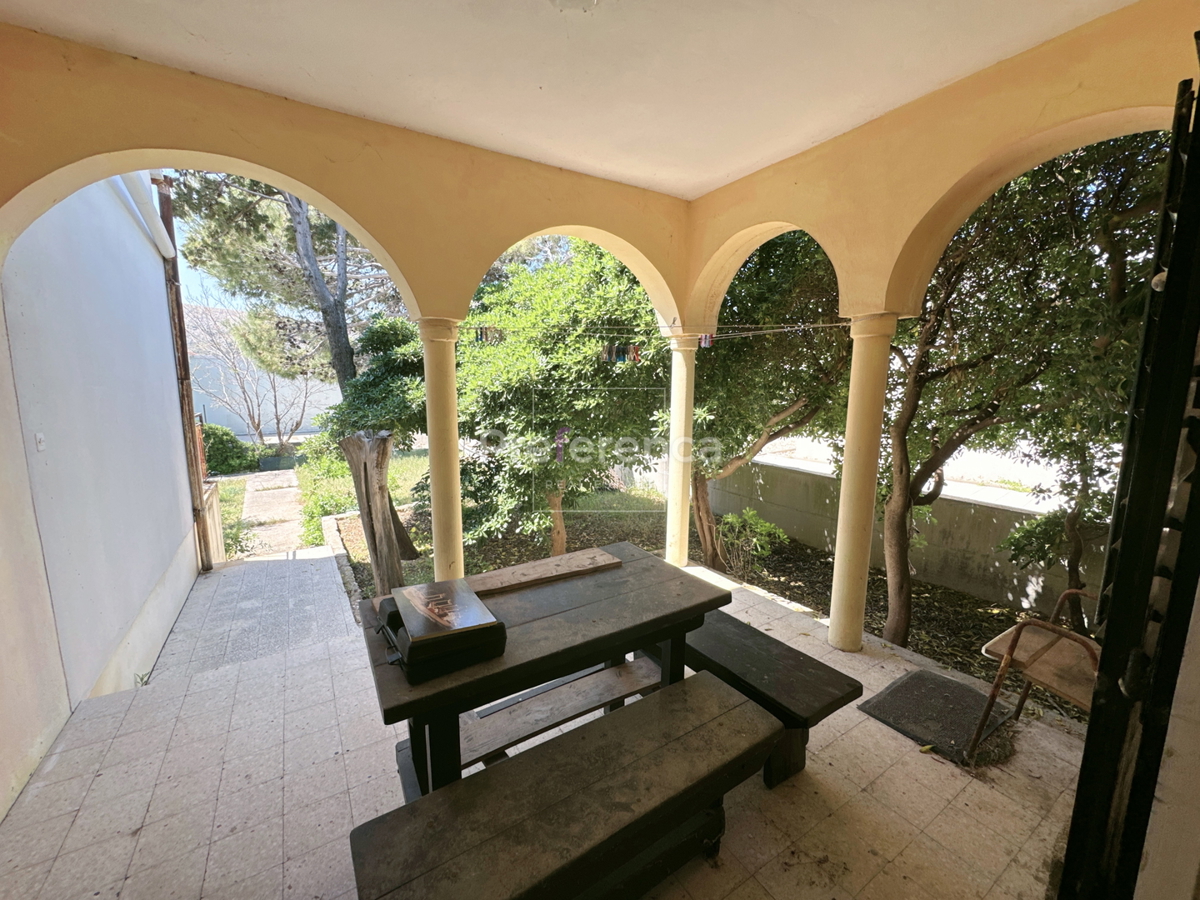 Pag – casa a piano terra su grande terreno, garage