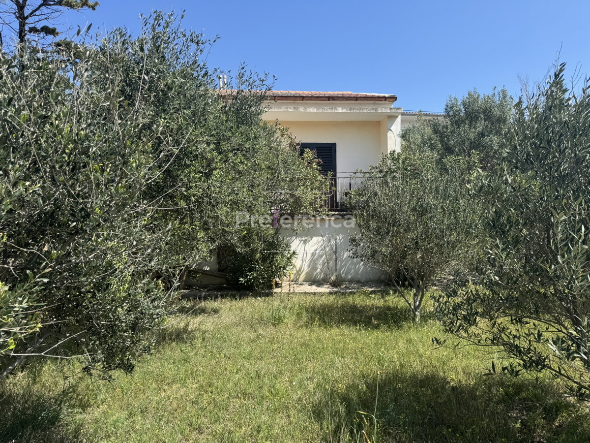 Pag – casa a piano terra su grande terreno, garage