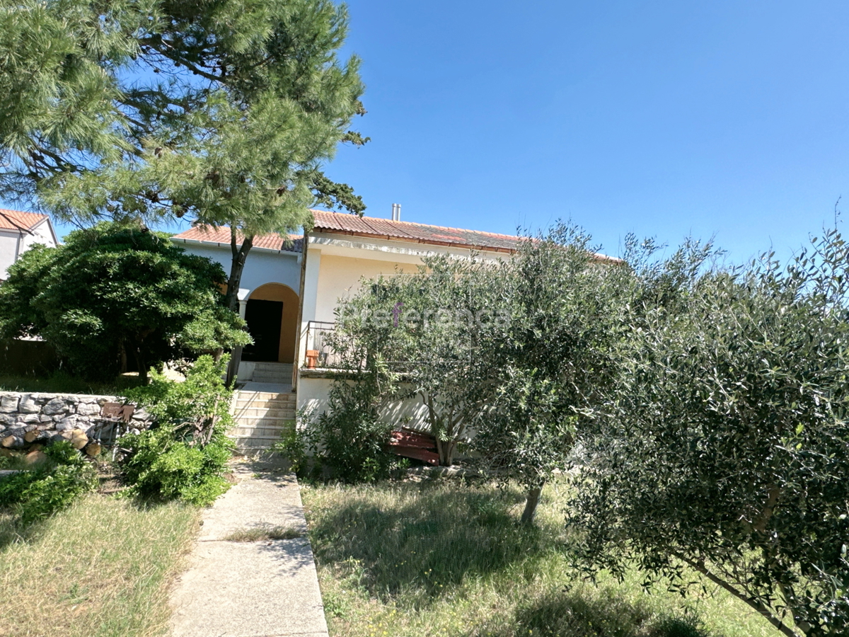 Pag – casa a piano terra su grande terreno, garage