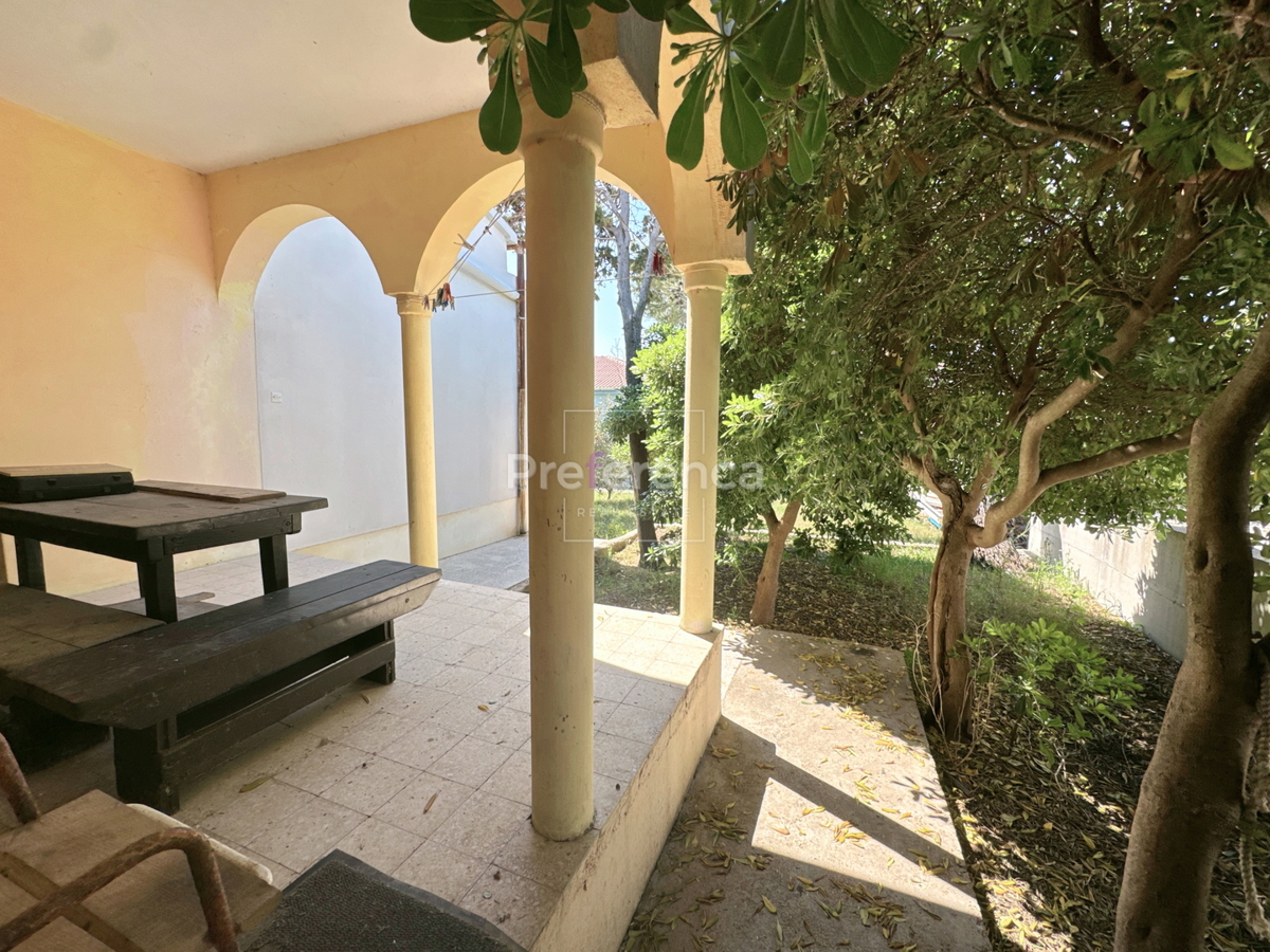 Pag – casa a piano terra su grande terreno, garage