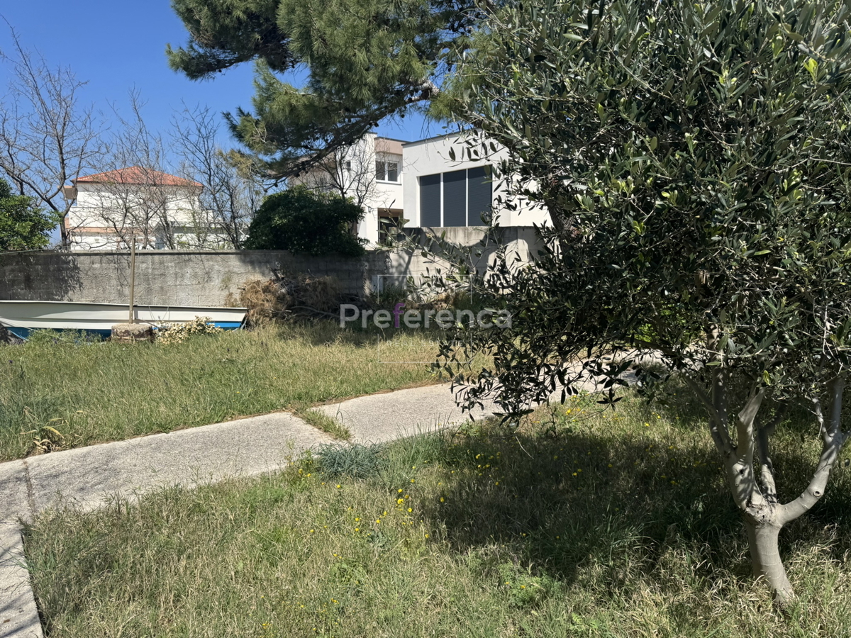 Pag – casa a piano terra su grande terreno, garage