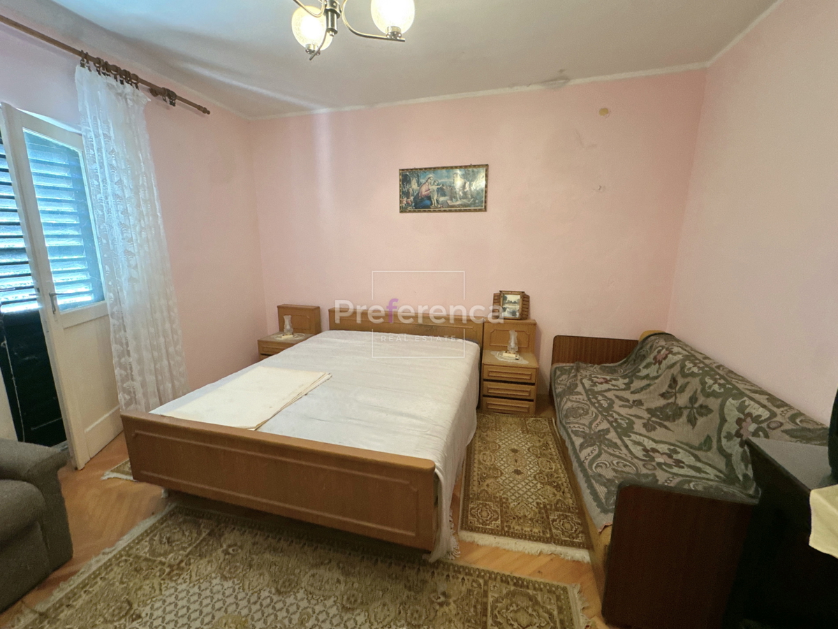 Pag – casa a piano terra su grande terreno, garage