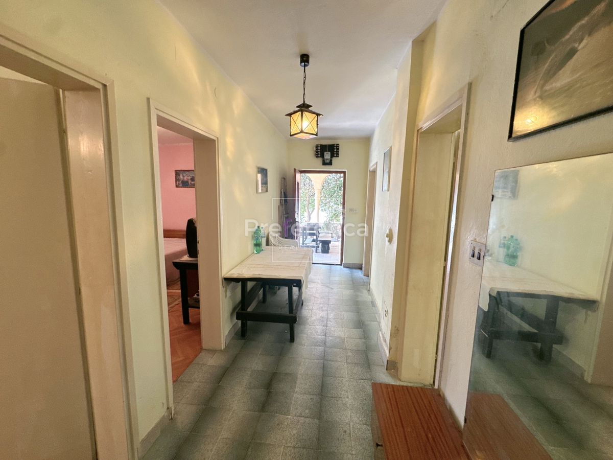 Pag – casa a piano terra su grande terreno, garage