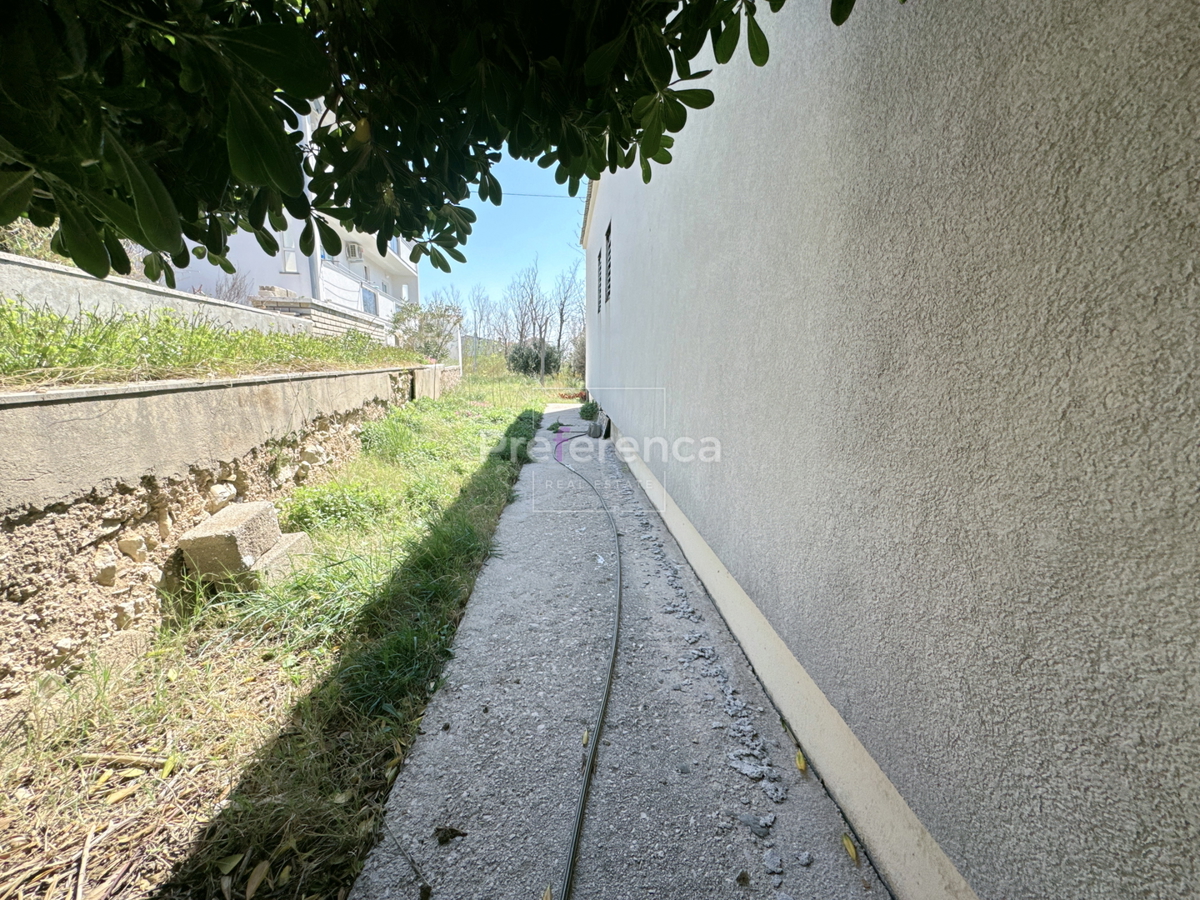 Pag – casa a piano terra su grande terreno, garage