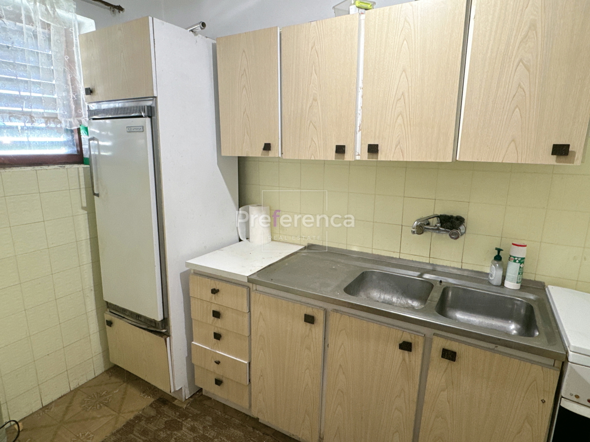 Pag – casa a piano terra su grande terreno, garage