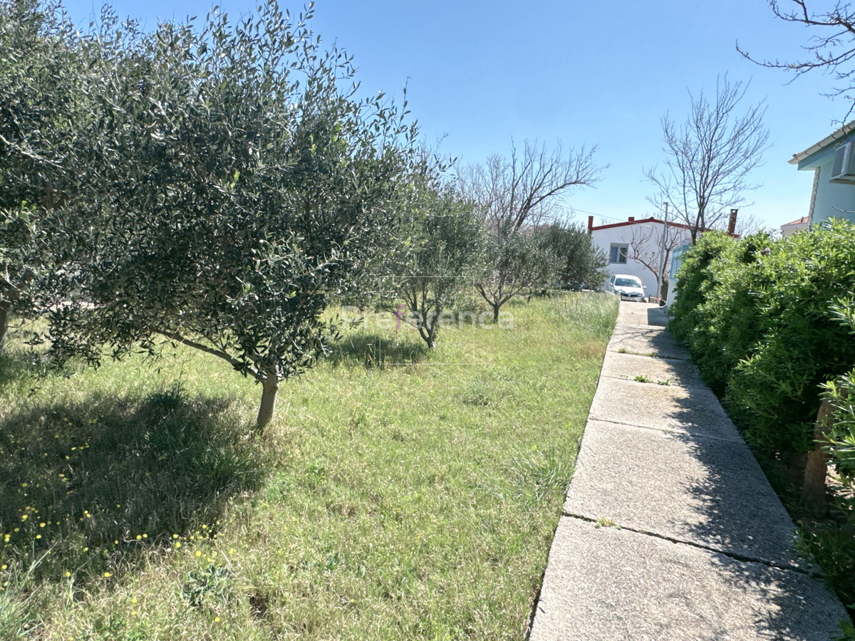 Pag – casa a piano terra su grande terreno, garage