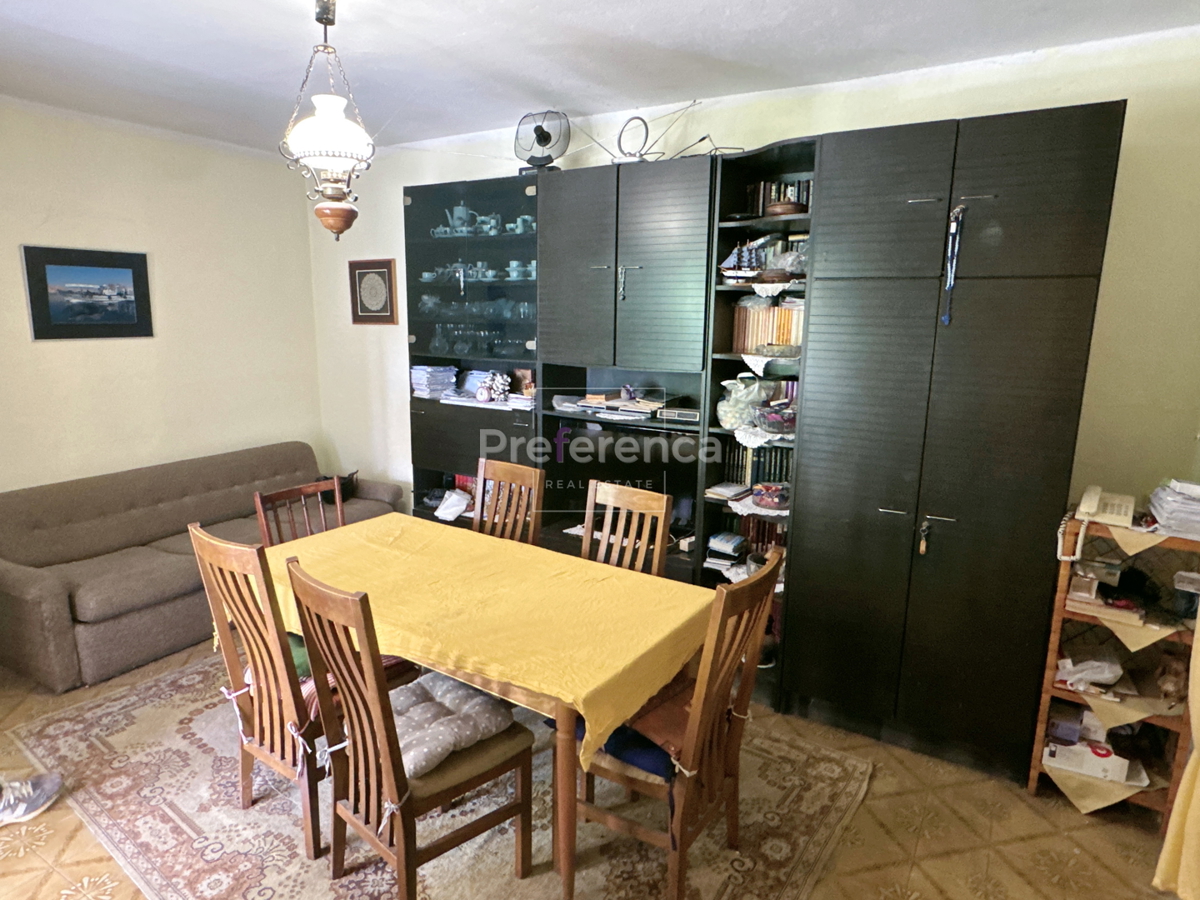 Pag – casa a piano terra su grande terreno, garage