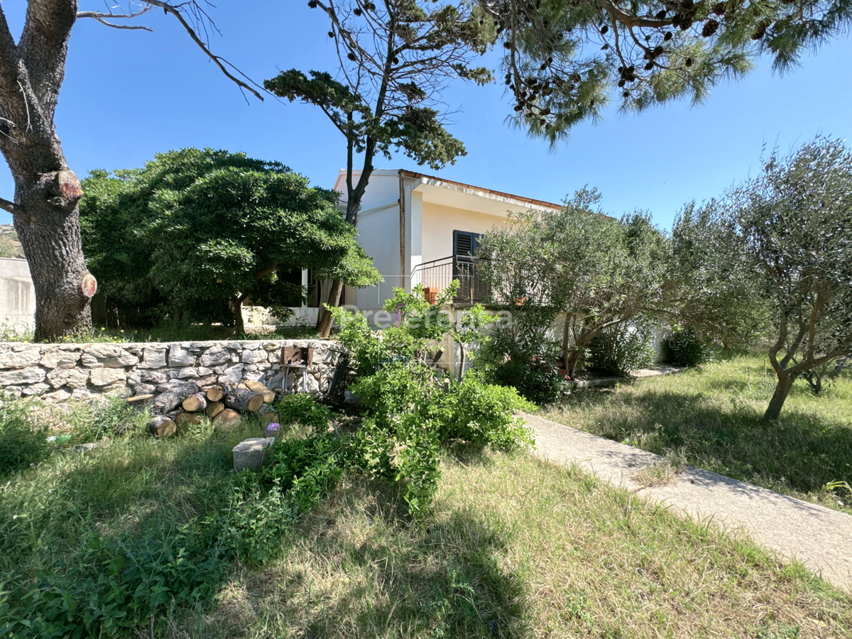 Pag – casa a piano terra su grande terreno, garage