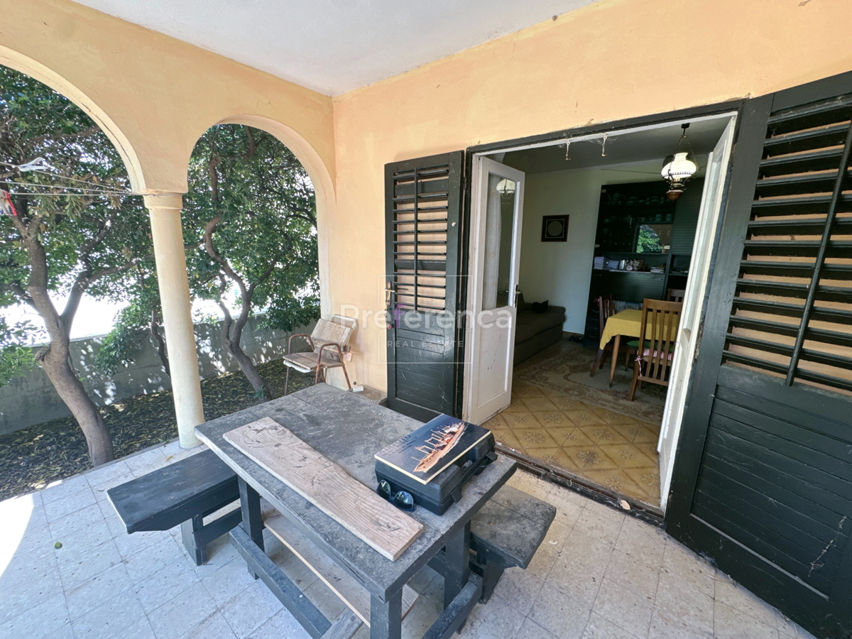 Pag – casa a piano terra su grande terreno, garage