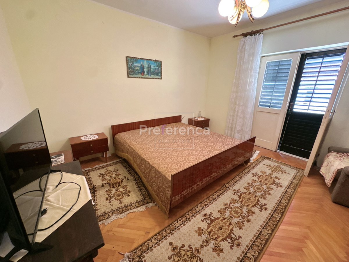 Pag – casa a piano terra su grande terreno, garage