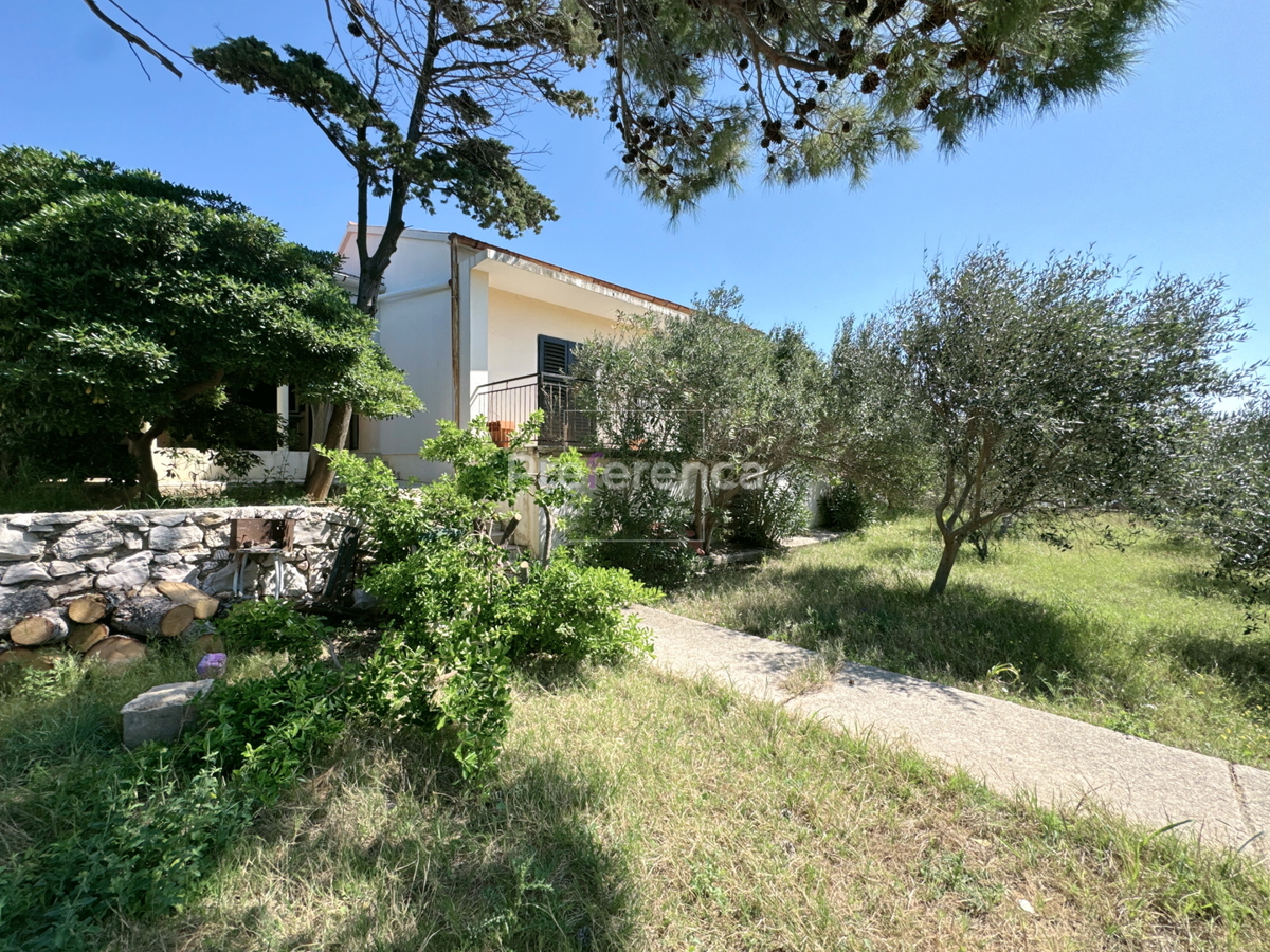 Pag – casa a piano terra su grande terreno, garage