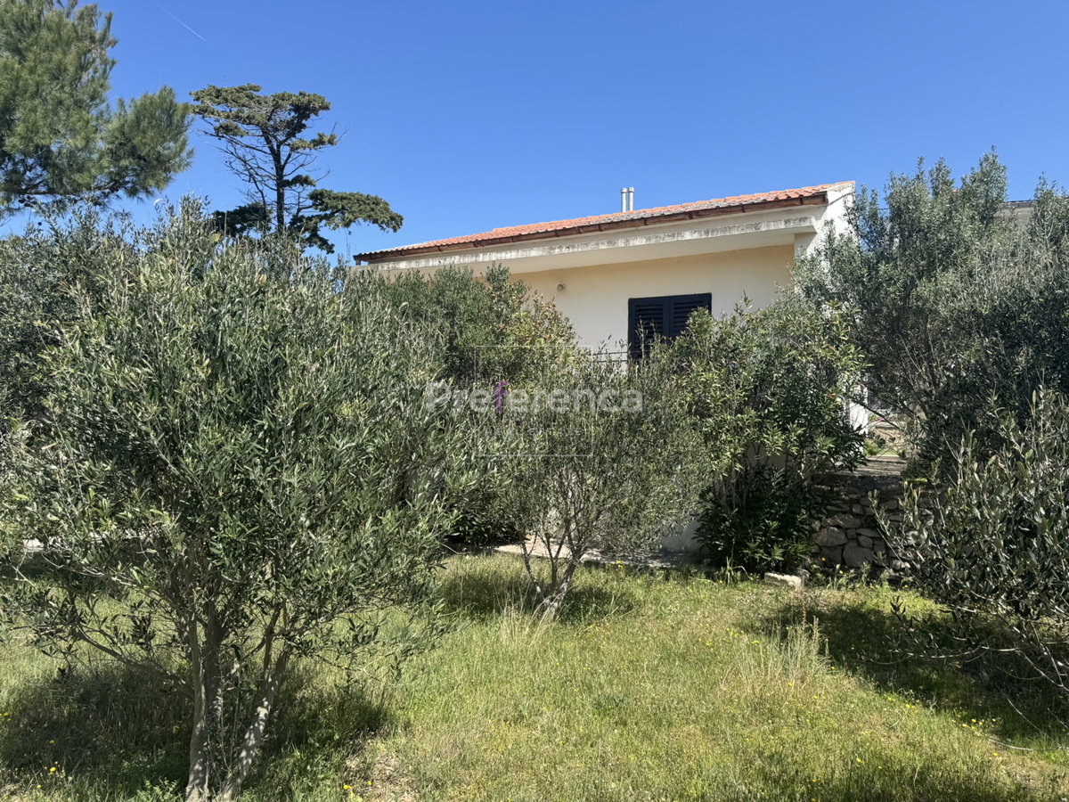 Pag – casa a piano terra su grande terreno, garage