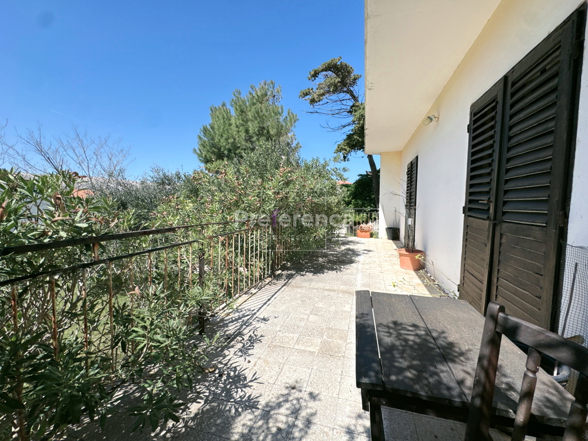 Pag – casa a piano terra su grande terreno, garage