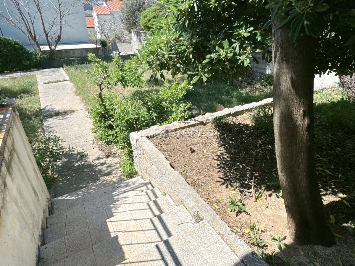 Pag – casa a piano terra su grande terreno, garage