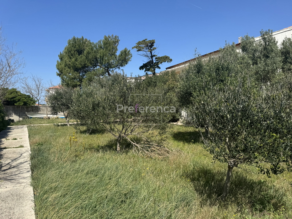 Pag – casa a piano terra su grande terreno, garage
