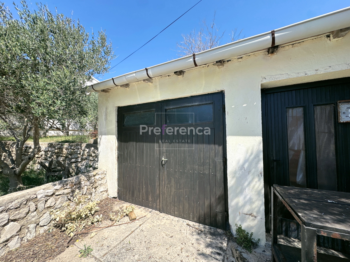 Pag – casa a piano terra su grande terreno, garage