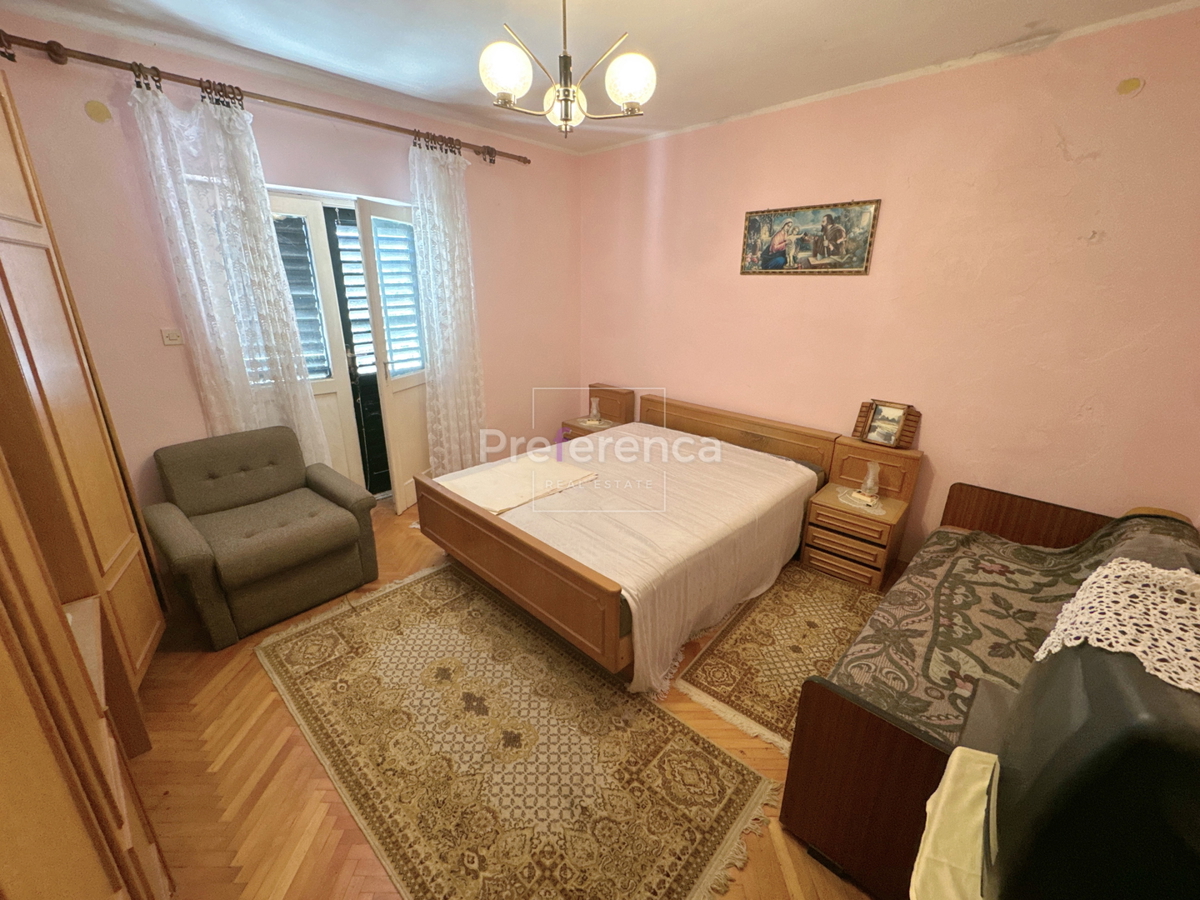 Pag – casa a piano terra su grande terreno, garage