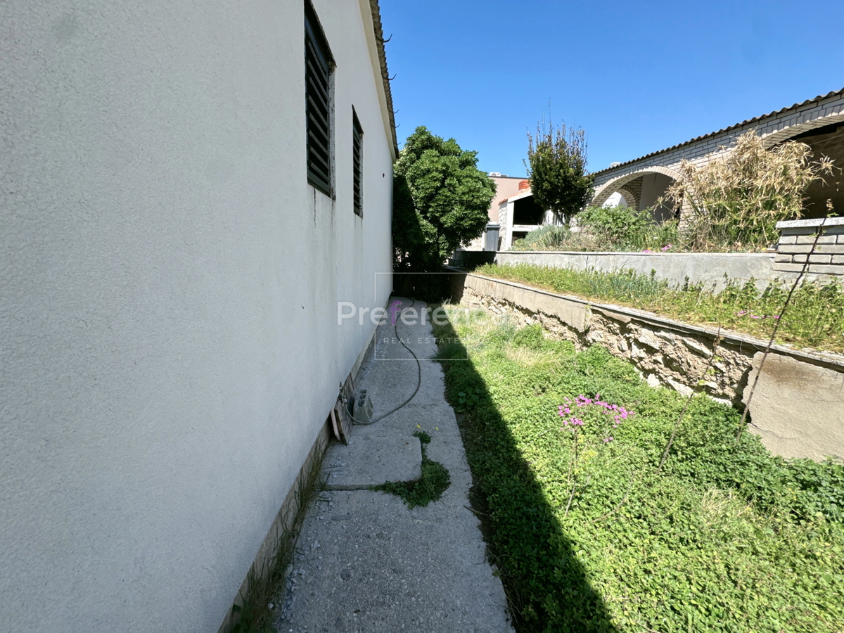 Pag – casa a piano terra su grande terreno, garage