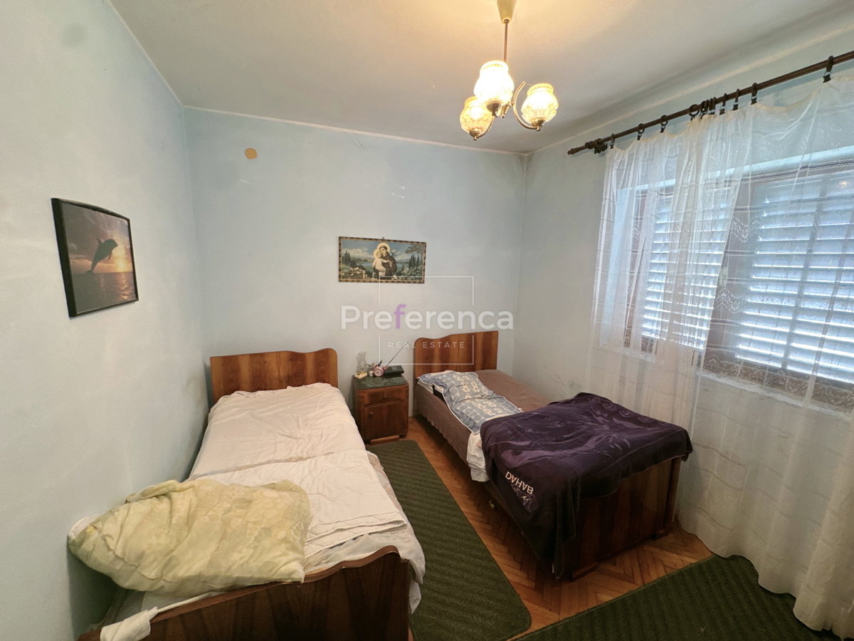 Pag – casa a piano terra su grande terreno, garage