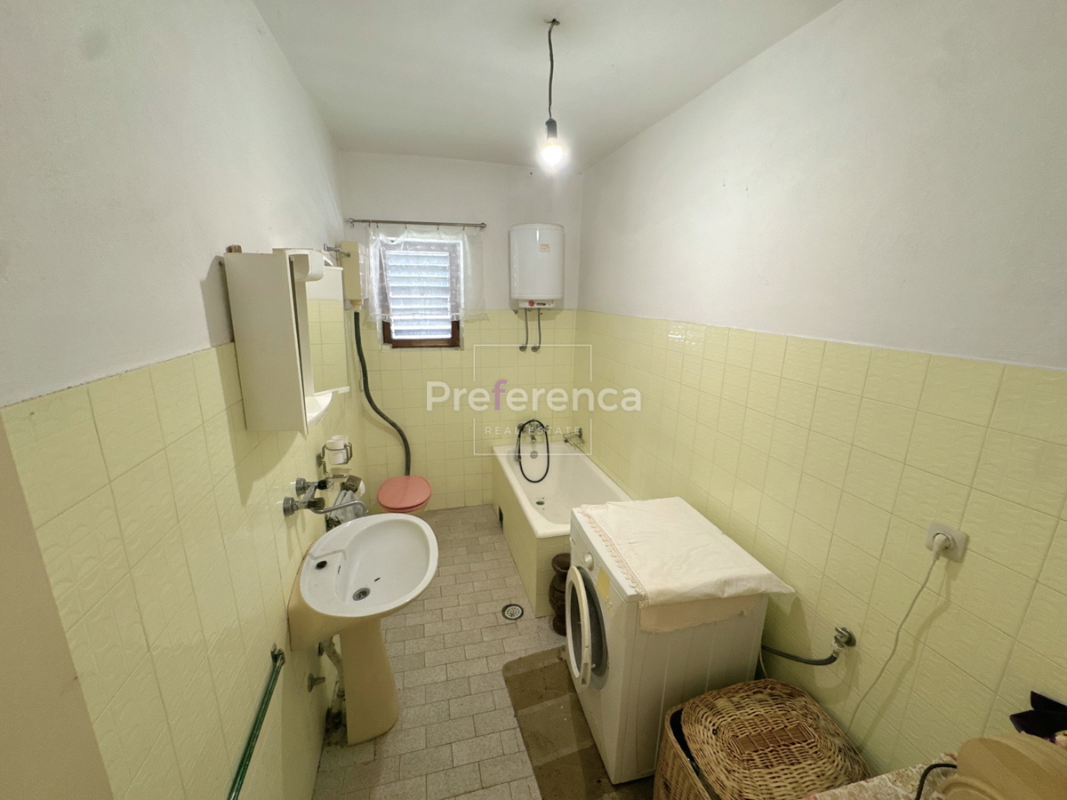 Pag – casa a piano terra su grande terreno, garage